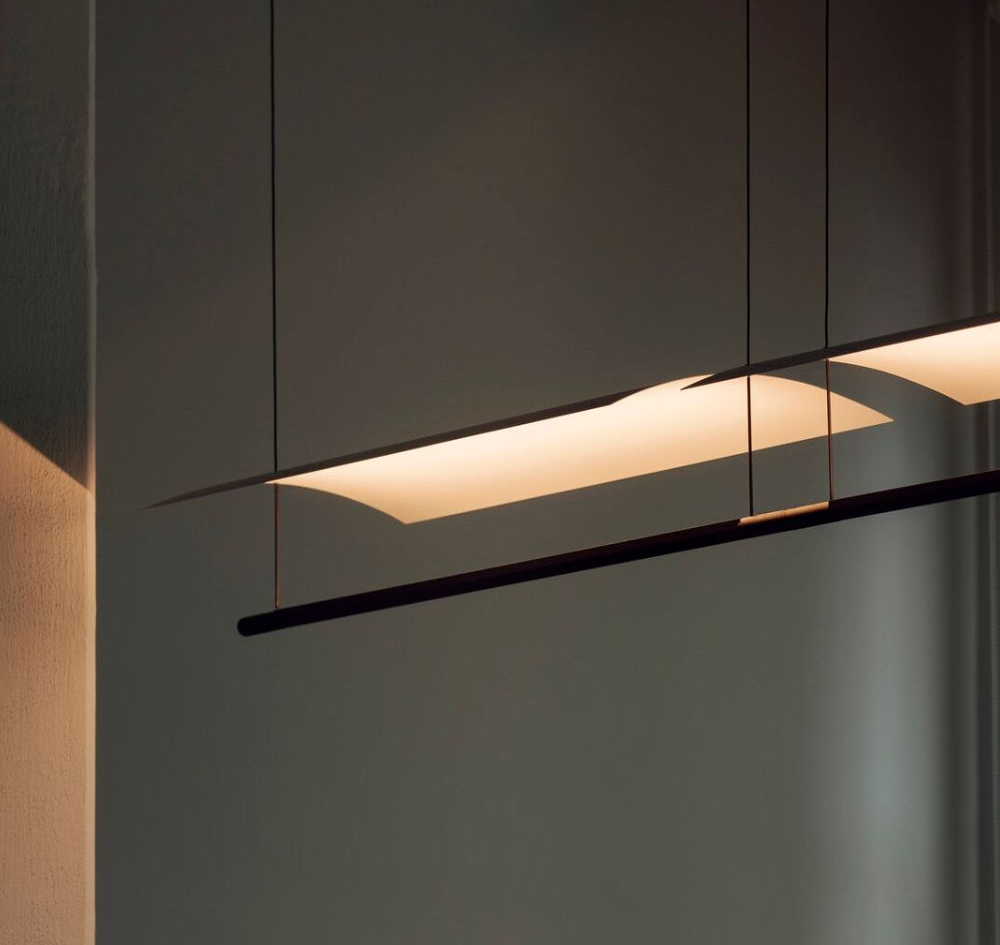 Werkplekken met warme verlichting en akoestische panelen