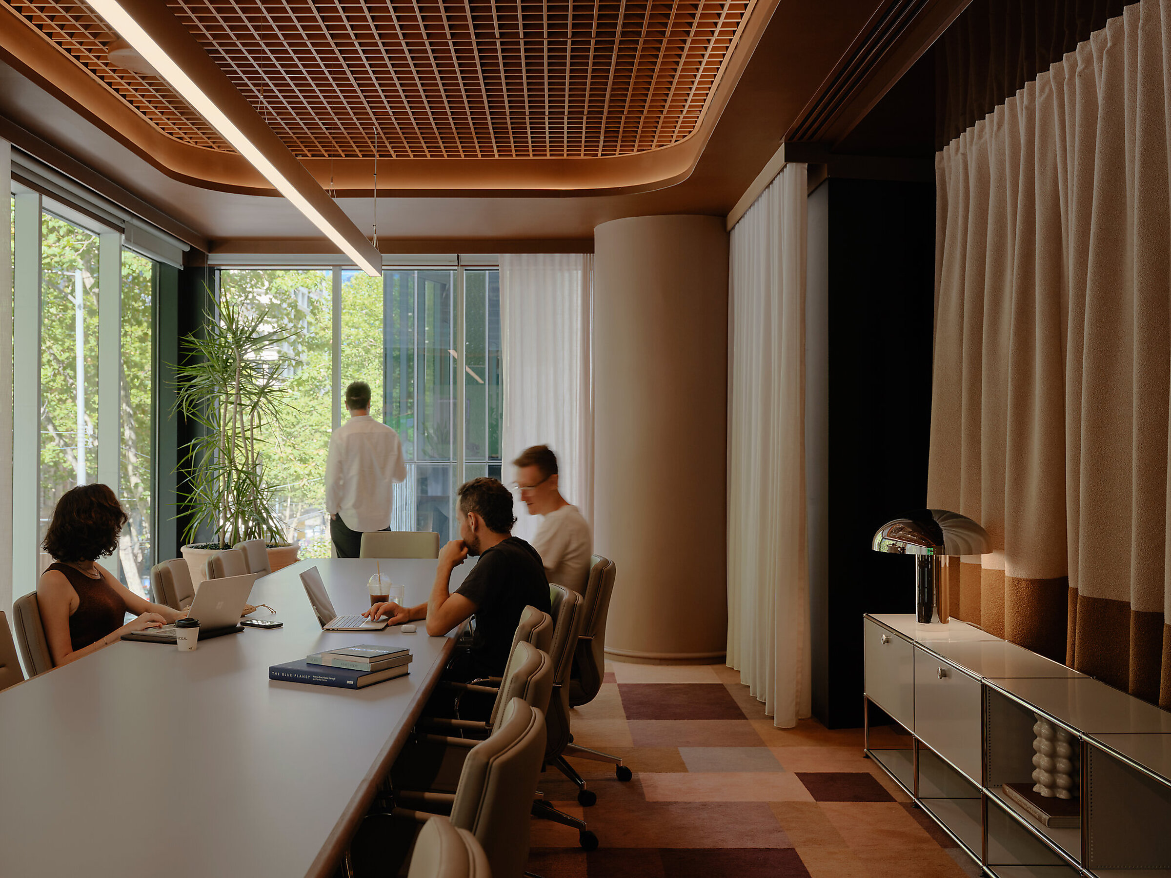 Kantoor met houten plafond en medewerkers in overleg